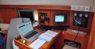SRC-Schein erforderlich: Der Skipper-Platz einer Charteryacht in Kroatien