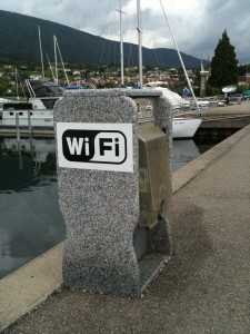 Stromzähler und gratis WLAN im Hafen von St. Blaise Stromzähler und gratis WLAN im Hafen von St. Blaise