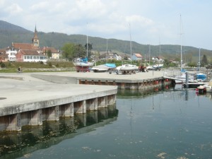 Gästeplatz gegenüber der Bootstankstelle von Concise