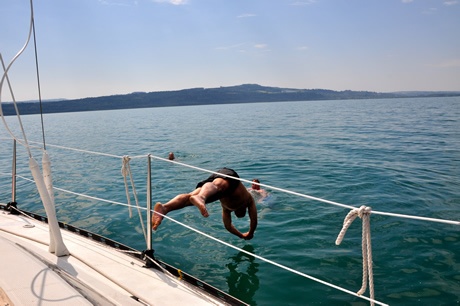 Sprung ins Wasser des Neuenburgersees