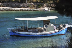 Fischerboot in der Bucht von Mongonisi