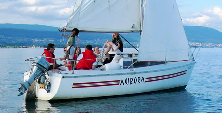 Sailcom Segelboot Aurora auf dem Neuenburger See