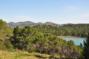 Salzsee Mir, angeblich ein Drehort von Winnetou und die Bucht von Telašcica im Hintergrund