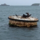 Festmacher-Tonne. Im Hintergrund Seezeichen des Kardinalsystems vor St. Malo.