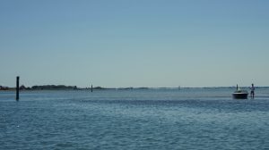 Das Fahrwasser sollte man mit einem Segelboot beachten.