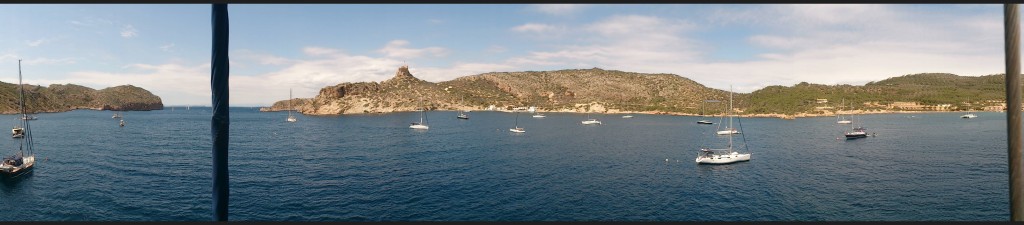 Bucht von Cabrera aus dem Mast. Panorama