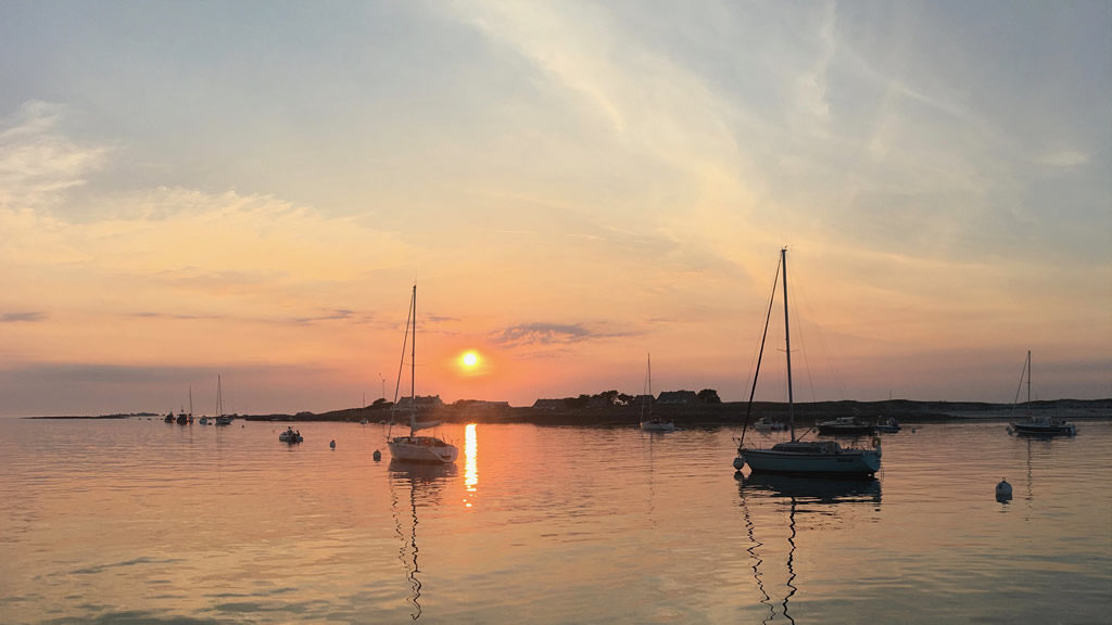 Vor Anker im Archipel der Glénans - Eine unwirkliche Inselwelt, die am Abend eine gradezu mystische Atmosphäre ausstrahlt.