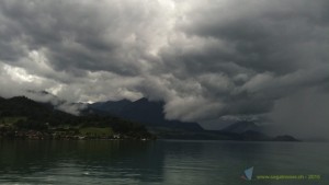 Heraufziehendes schlechtes Wetter auf dem Thunersee. 