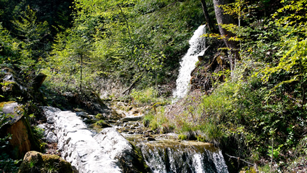 Ein Wasserfall an der Strasse nach Baumles